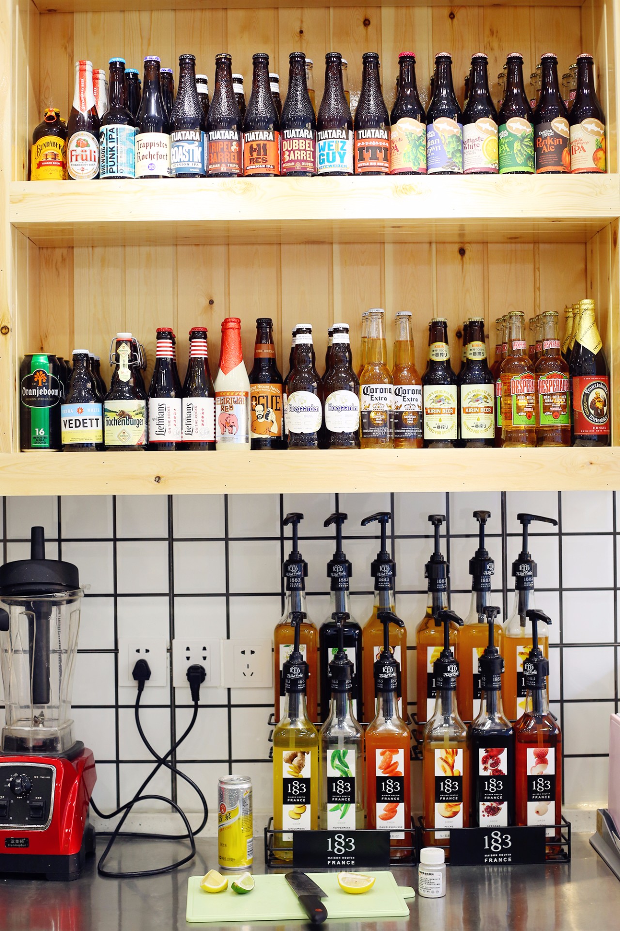 在甜品店里花样调酒？新街口这家网红店让你来了就不想走！