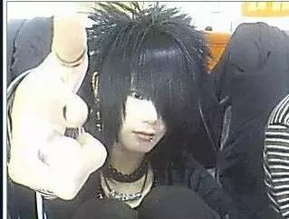 探探上划到了一个卖散粉的富二代帅哥，花痴记者买了几盒发现……