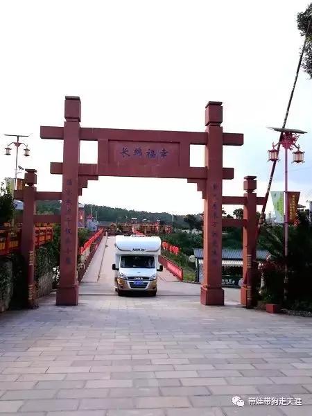 带孩子丽江自驾游,宝妈开着车带熊孩子兜风文案