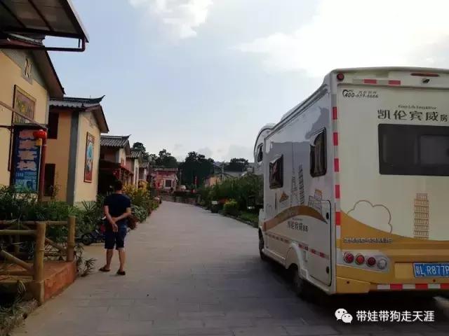 带孩子丽江自驾游,宝妈开着车带熊孩子兜风文案