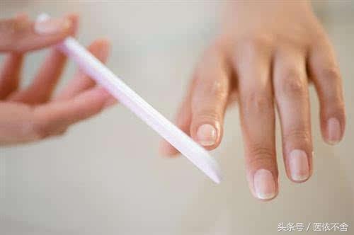 指甲异常色,甲沟炎拔了指甲长出来是灰色指甲