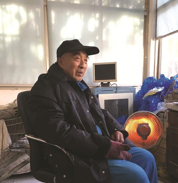 70岁公公照顾瘫痪媳妇,68岁公公照顾瘫痪儿媳8年