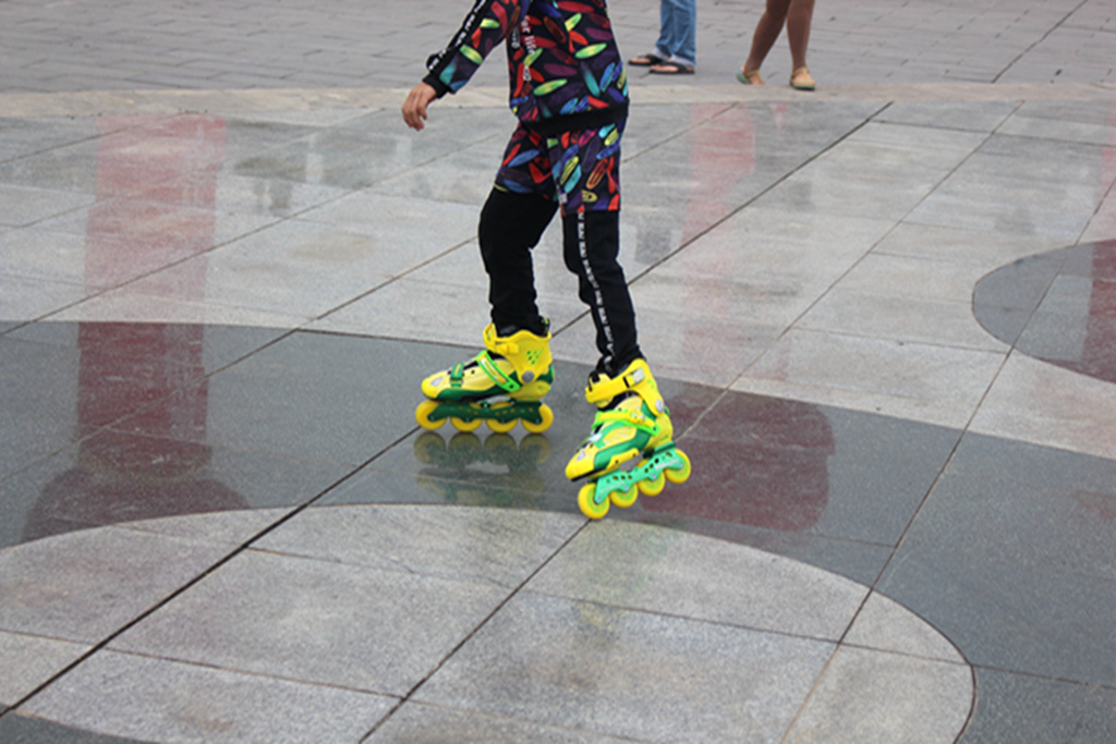 爱运动少年必备？纬球星动跃轮滑鞋：旋转腾挪，自在如风