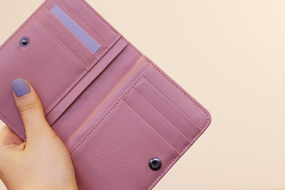 女士钱包选什么颜色会发财,女士一般用什么颜色的钱包好风水