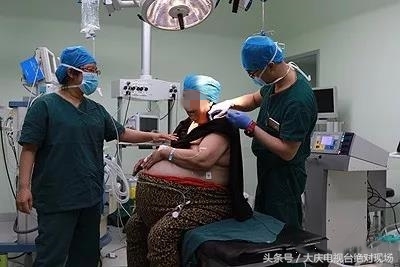 老妇挺“孕肚”负重三载就医成功摘除70斤重盆腔肿物