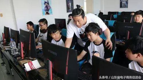 网圈趣闻丨爆火专业获工信部支持,蓝翔打游戏先交四万学费