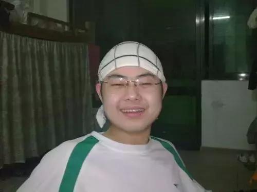 探探上划到了一个卖散粉的富二代帅哥，花痴记者买了几盒发现……