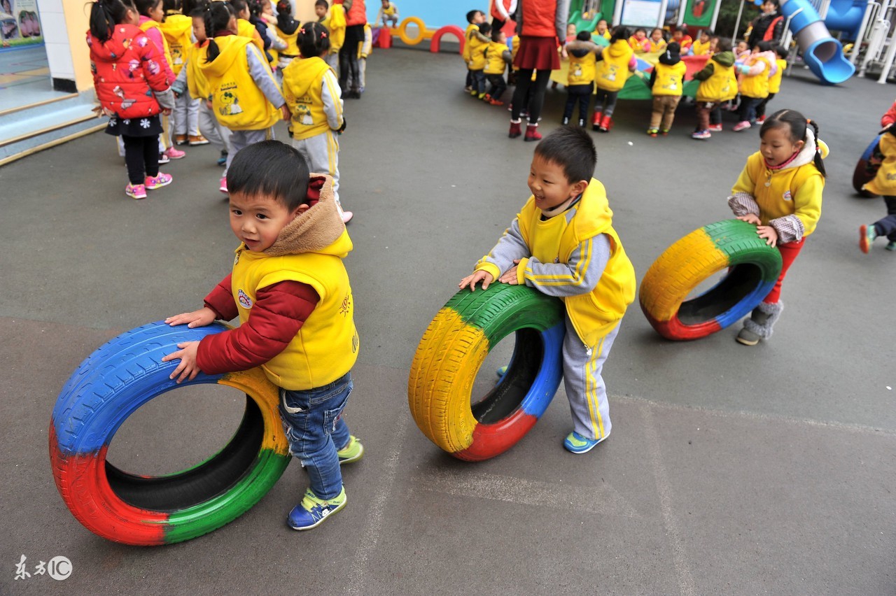 幼儿户外游戏抢小球游戏玩法,幼儿园室内小游戏沙包玩法