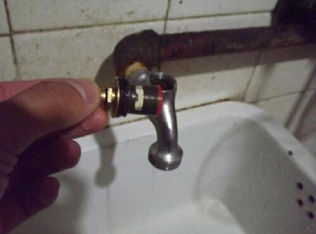 美的净水器小水龙头滴水维修视频,洗澡间水龙头开关滴水维修方法