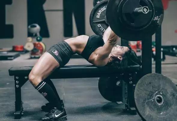 哑铃卧推要不要拱背,卧推为什么拱背