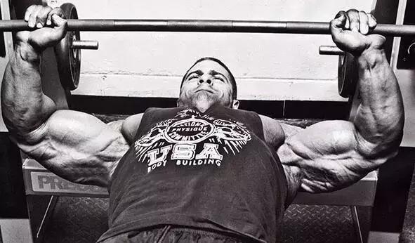 哑铃卧推要不要拱背,卧推为什么拱背