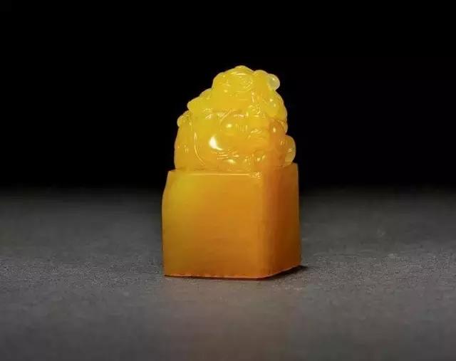 田黄石印章鉴别方法及价格,田黄石素面六面小印章价值