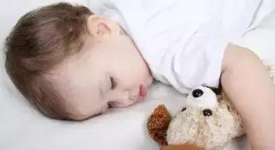 宝宝睡反觉白天叫不醒怎么办,孩子把觉睡反了怎样才能纠正回来