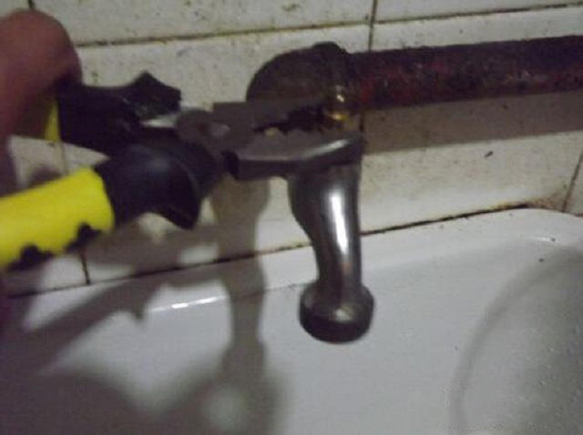 美的净水器小水龙头滴水维修视频,洗澡间水龙头开关滴水维修方法