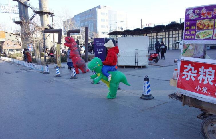 圣诞节热恋生活日记，开着轩逸陪女朋友搜集北京的圣诞树