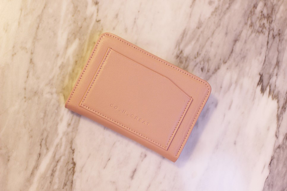 女士钱包选什么颜色会发财,女士一般用什么颜色的钱包好风水