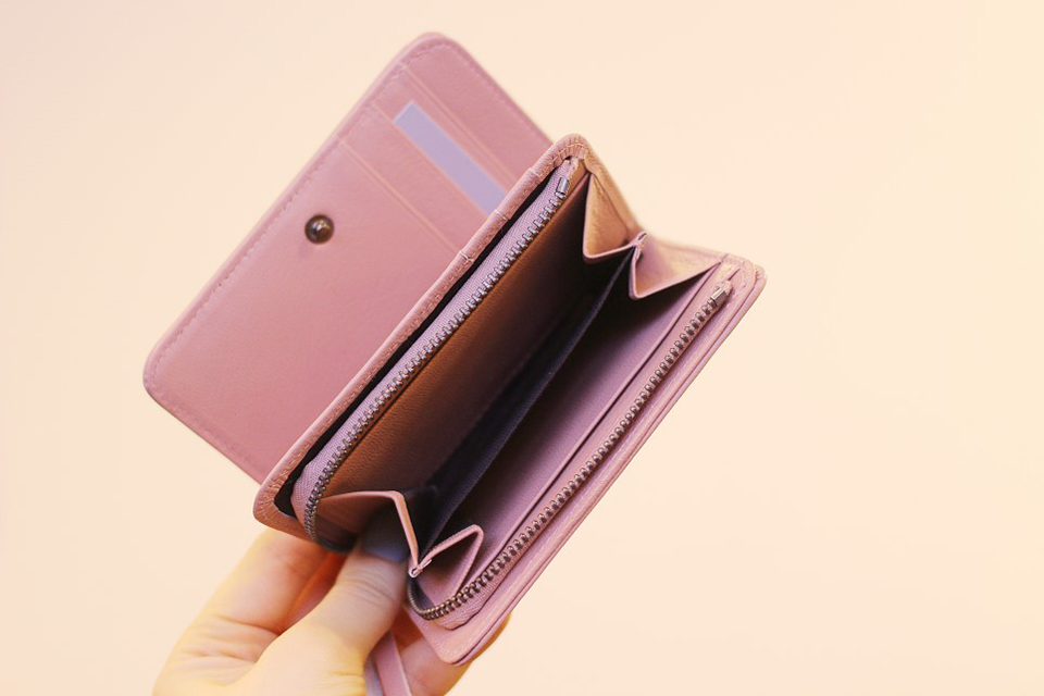 女士钱包选什么颜色会发财,女士一般用什么颜色的钱包好风水