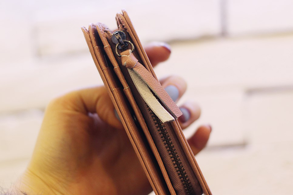 女士钱包选什么颜色会发财,女士一般用什么颜色的钱包好风水