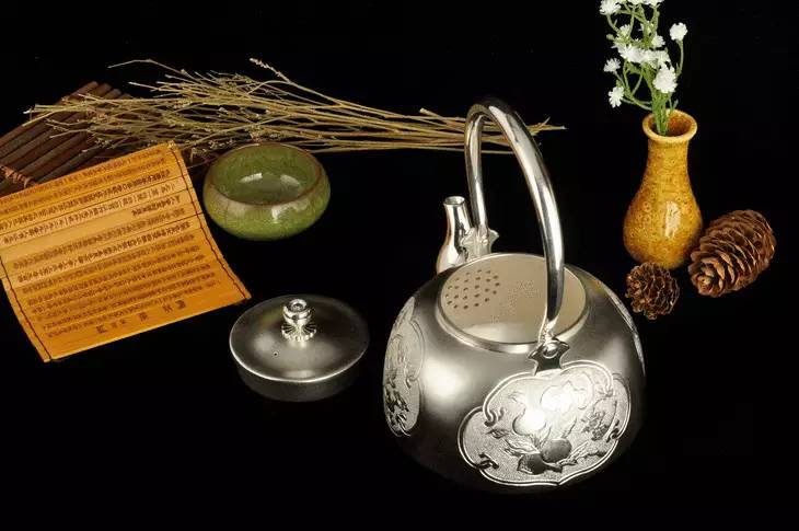 尤权书记出访新加坡赠陈元济银壶大有深意,出自福建这家企业!