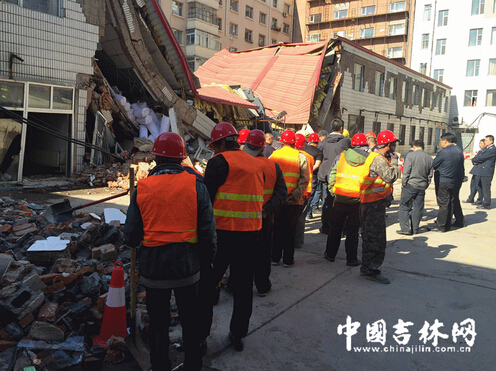 长春大马路附近一小二楼突然垮塌1名伤者腰椎根管爆裂