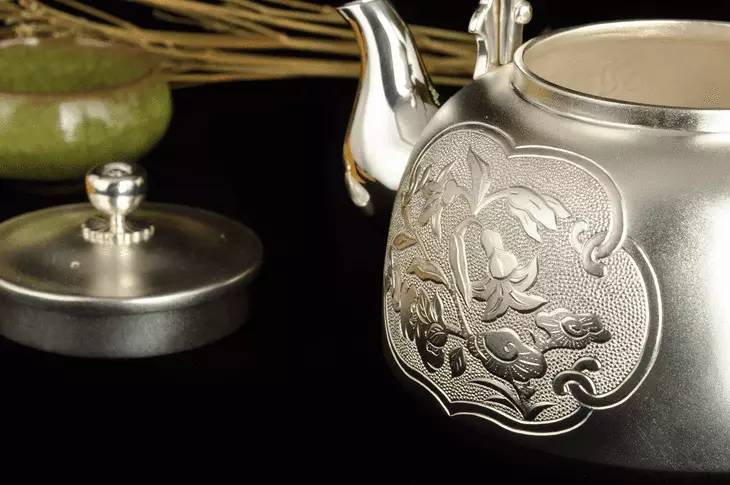 尤权书记出访新加坡赠陈元济银壶大有深意,出自福建这家企业!