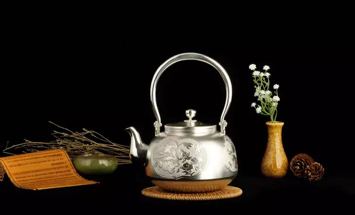 尤权书记出访新加坡赠陈元济银壶大有深意,出自福建这家企业!