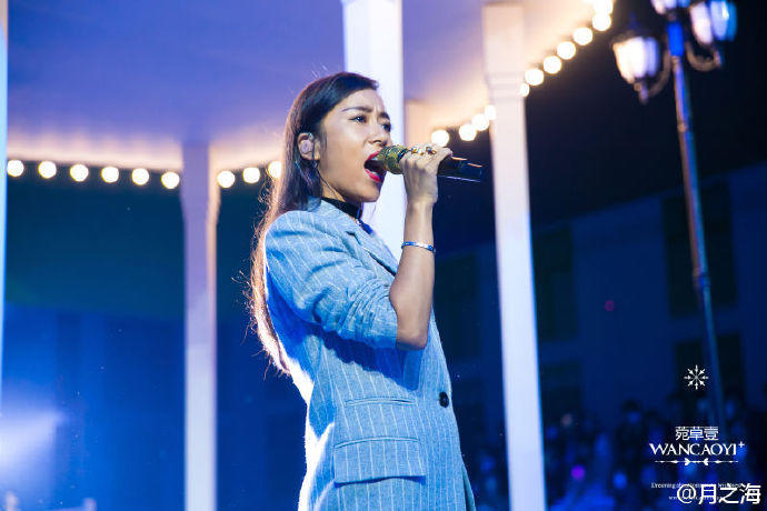 吉克隽逸同款亮片西服,吉克隽逸深v西装