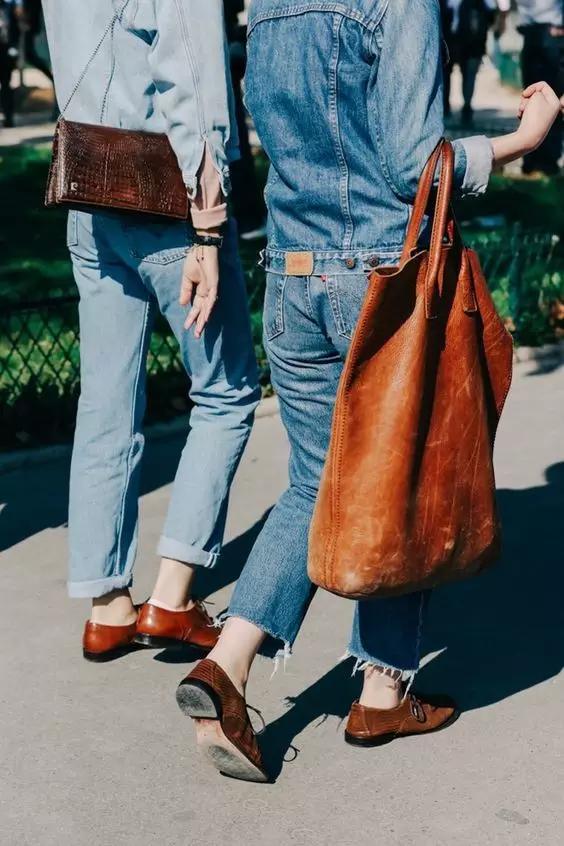 我跟与倪妮做邻居的姐姐聊了聊，她买菜时都背什么包