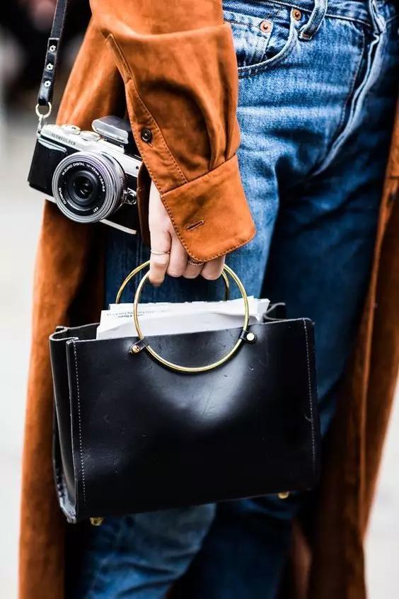 我跟与倪妮做邻居的姐姐聊了聊，她买菜时都背什么包