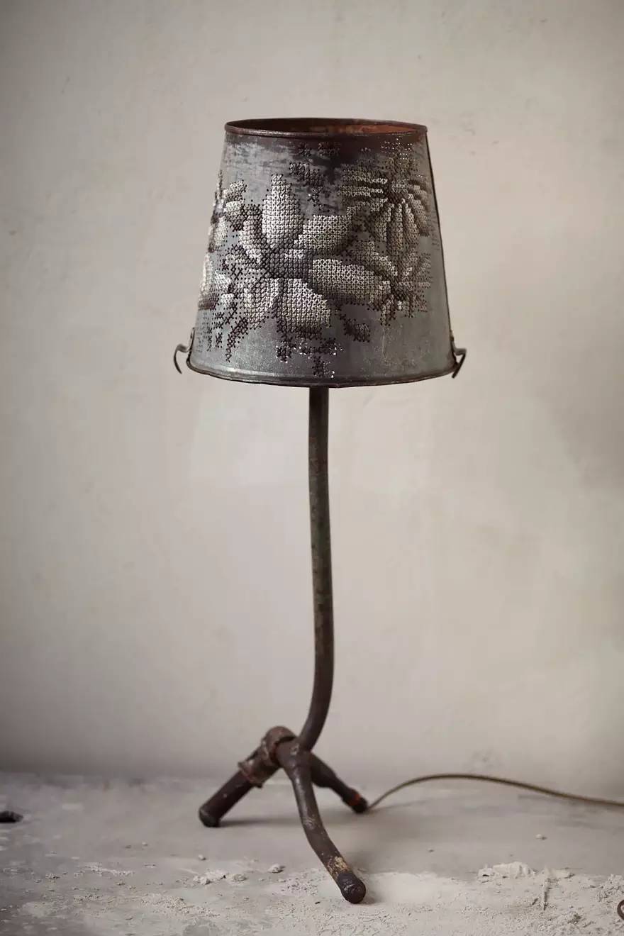 我说！你能不能找个正经地方好好绣花~