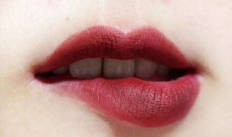 姨妈红唇膏推荐,阿玛尼405唇膏和口红哪个好看