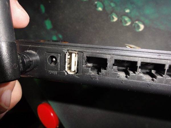 路由器改64MB内存+8MBFLASH+USB跑DD-WRT