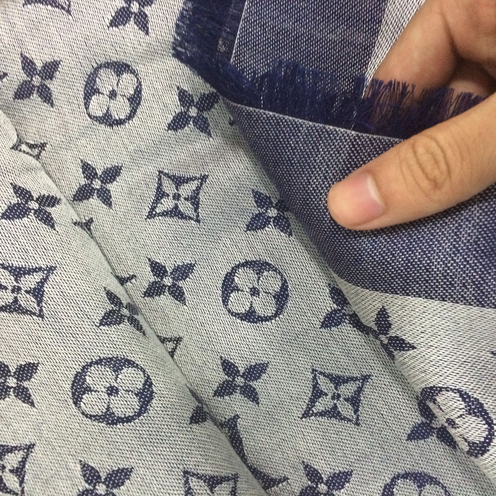 lv披肩的水洗标缝在侧面是真的吗,如何识别lv披肩真假