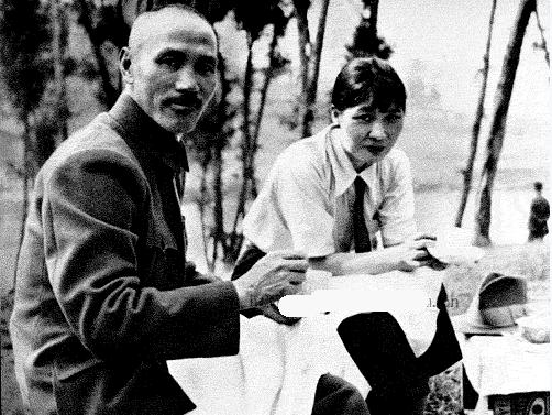 蒋介石为一女人发誓：终生喝白开水