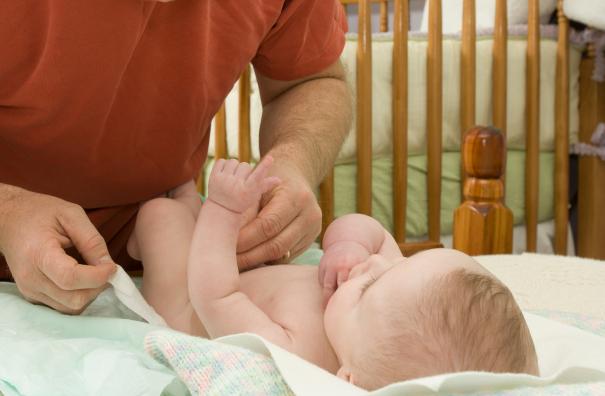 为啥宝宝喝完奶一竖抱拍嗝就吐,宝宝吃完奶还没来得及拍嗝就吐了