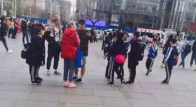 这双鞋有一个奇葩的名字，想必你们都知道了，叫TMD！