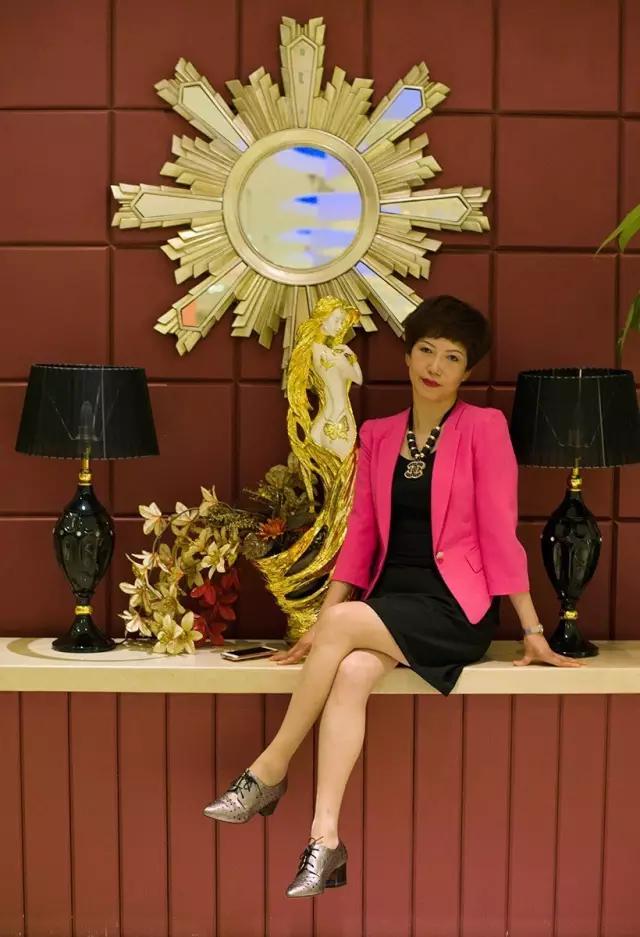 白酒一斤半，啤酒随你灌做了25年夜场她依然宛若少女