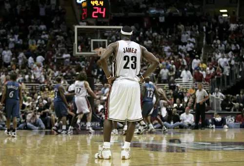 勒布朗詹姆斯成名前的故事 (勒布朗詹姆斯感人故事)