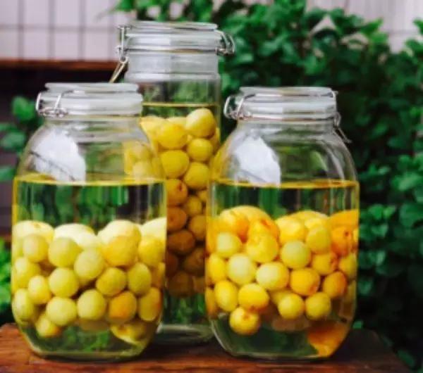 水果蘸着盐巴、辣椒吃,泡酒喝,云南人吃水果的姿势太丰富多彩了