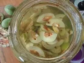 水果蘸着盐巴、辣椒吃,泡酒喝,云南人吃水果的姿势太丰富多彩了