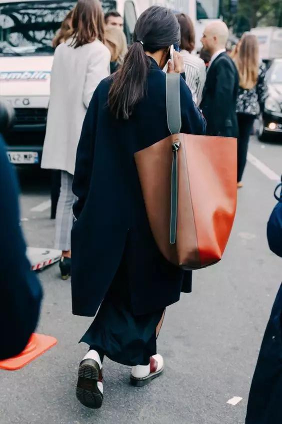 我跟与倪妮做邻居的姐姐聊了聊，她买菜时都背什么包