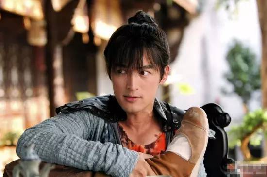 人形立牌被小S又摸又舔，为什么*女熟**们都想睡胡歌？