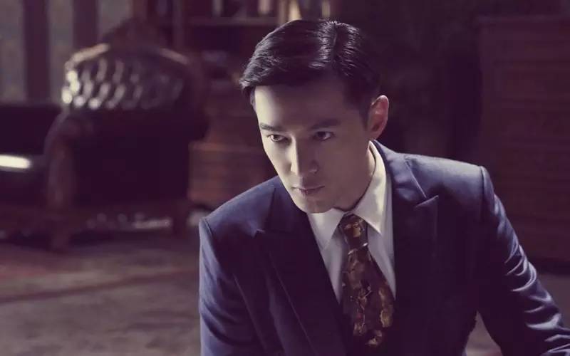 人形立牌被小S又摸又舔，为什么*女熟**们都想睡胡歌？