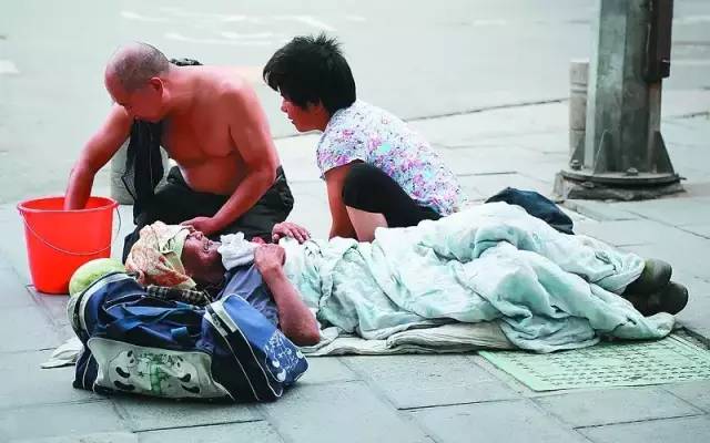乞讨还是行骗?在望京遇到这俩人,别轻易掏钱