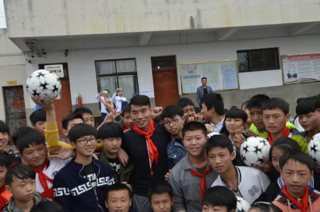 梦想100分公益计划走进遵义亚洲足球先生郑智为孩子加油鼓劲