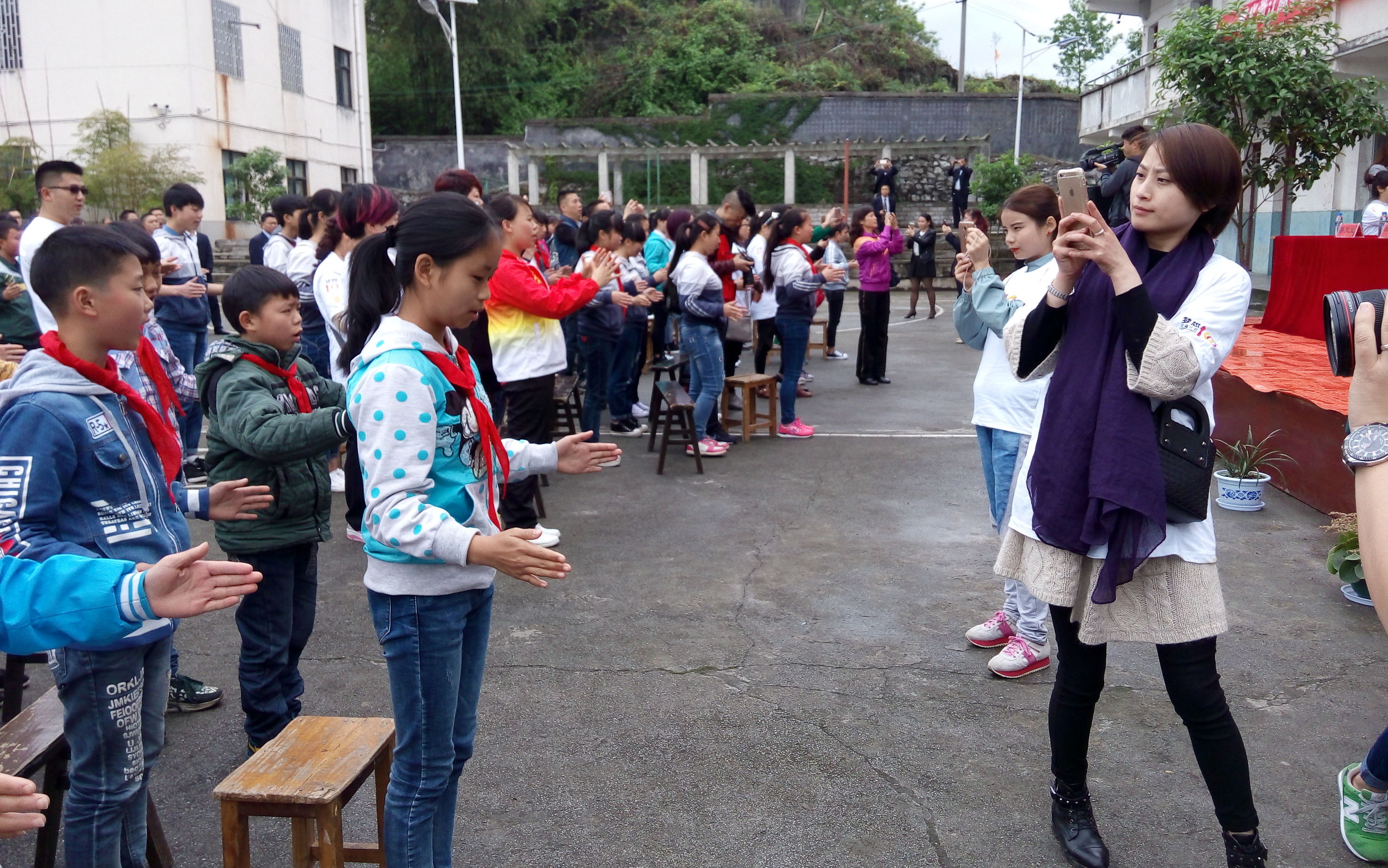 梦想100分公益计划走进遵义亚洲足球先生郑智为孩子加油鼓劲