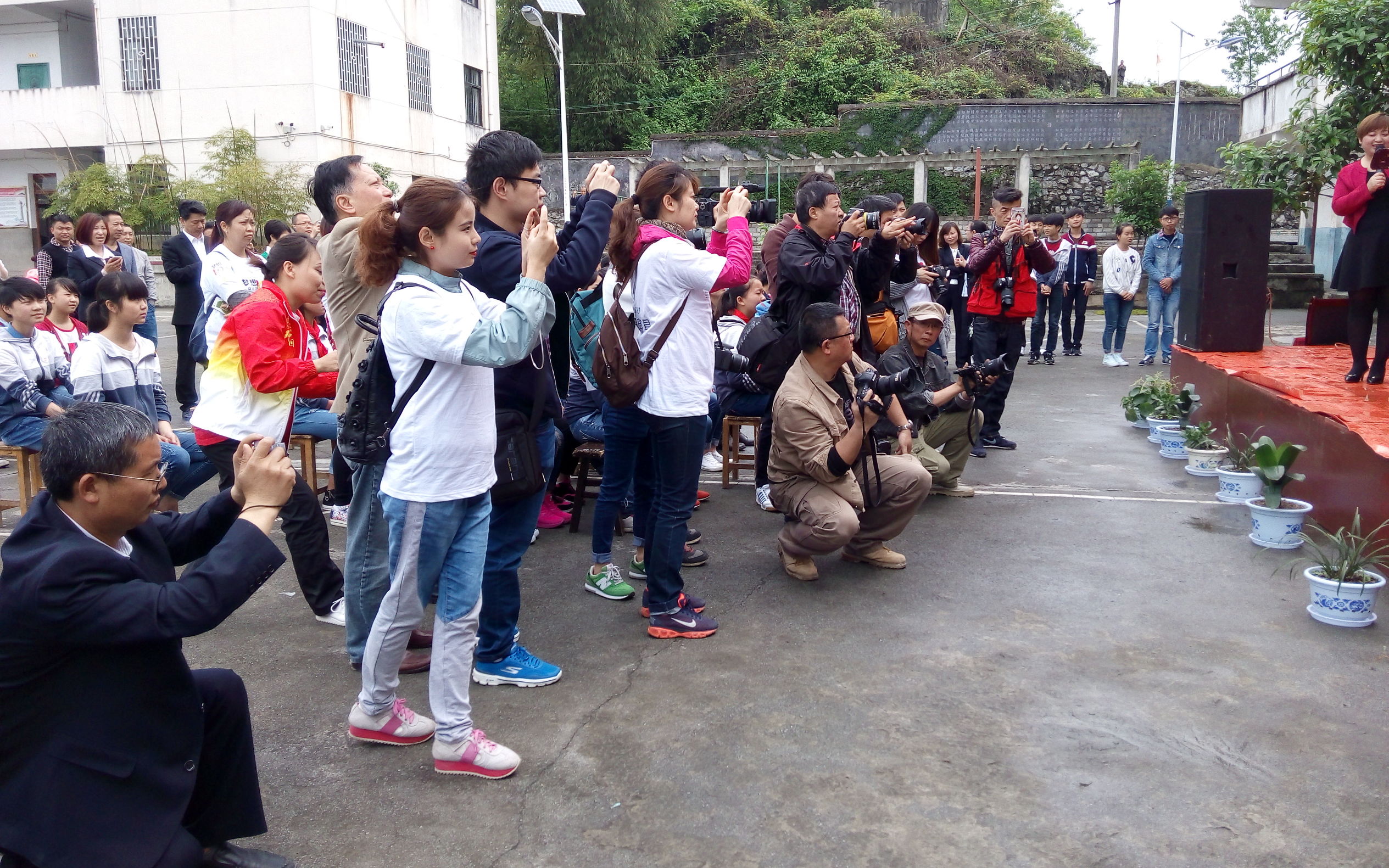 梦想100分公益计划走进遵义亚洲足球先生郑智为孩子加油鼓劲