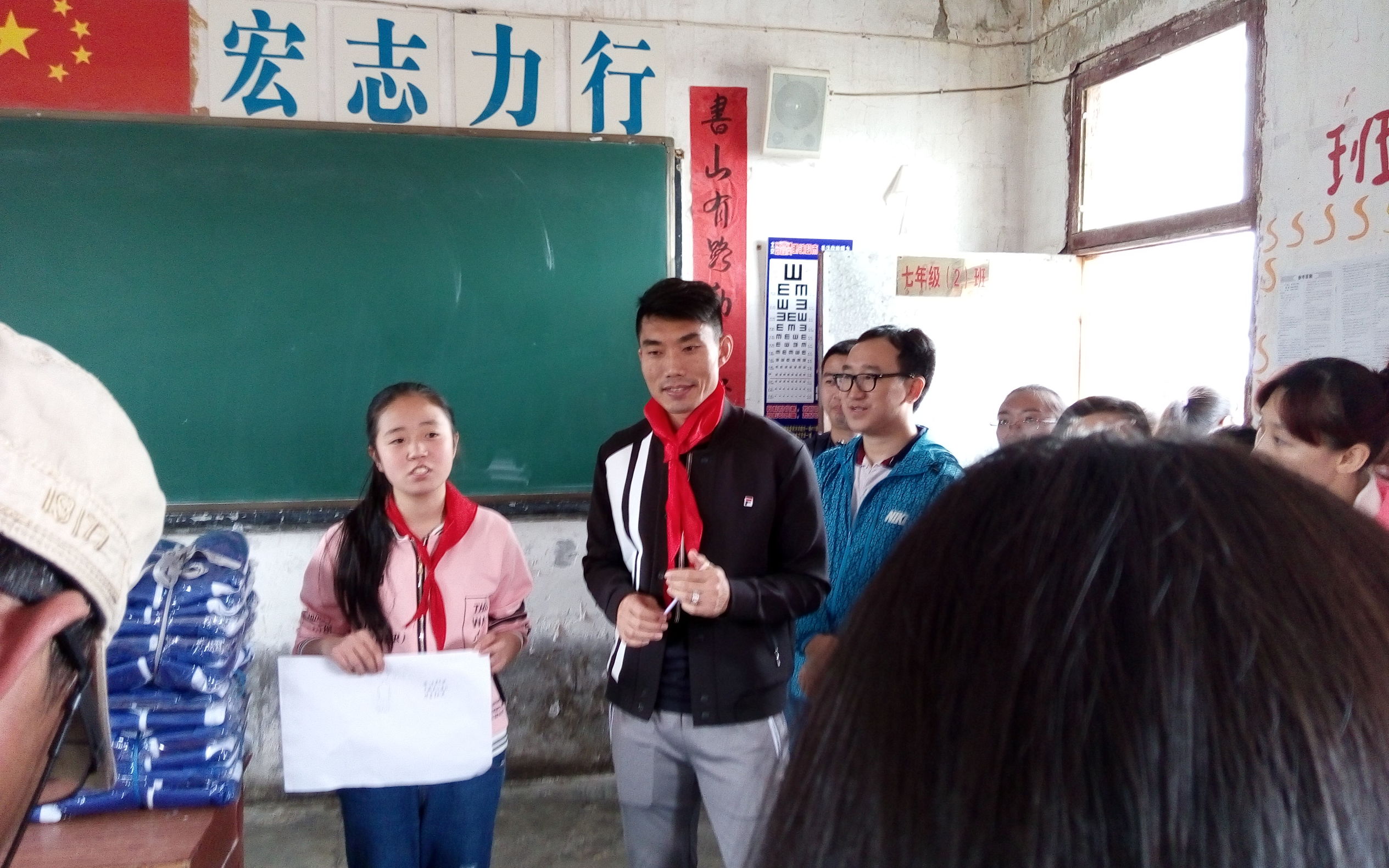 梦想100分公益计划走进遵义亚洲足球先生郑智为孩子加油鼓劲