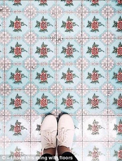 ins兴起晒“名媛脚”，名牌鞋配上好看的地板！屌丝就别来了