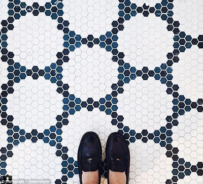 ins兴起晒“名媛脚”，名牌鞋配上好看的地板！屌丝就别来了